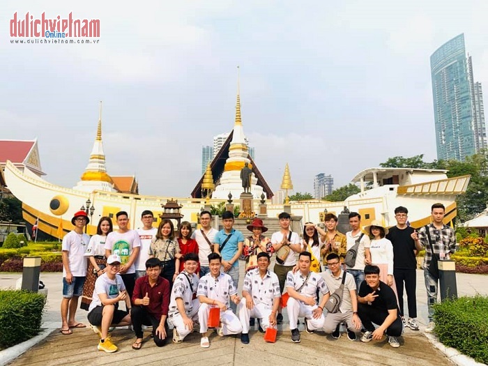 Khách chụp ảnh lưu niệm ở chùa Thuyền