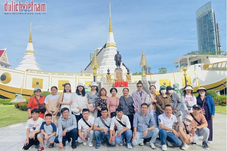 Khách chụp ảnh kỷ niệm