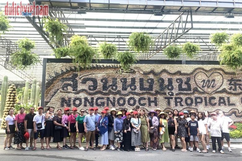 Khách chụp ảnh kỷ niệm