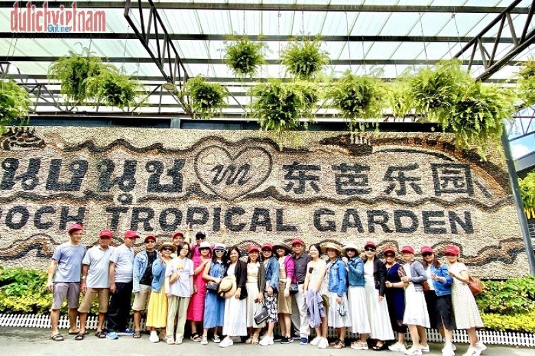 Khách chụp ảnh kỷ niệm