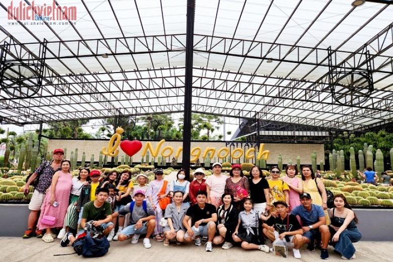 Khách chụp ảnh kỷ niệm