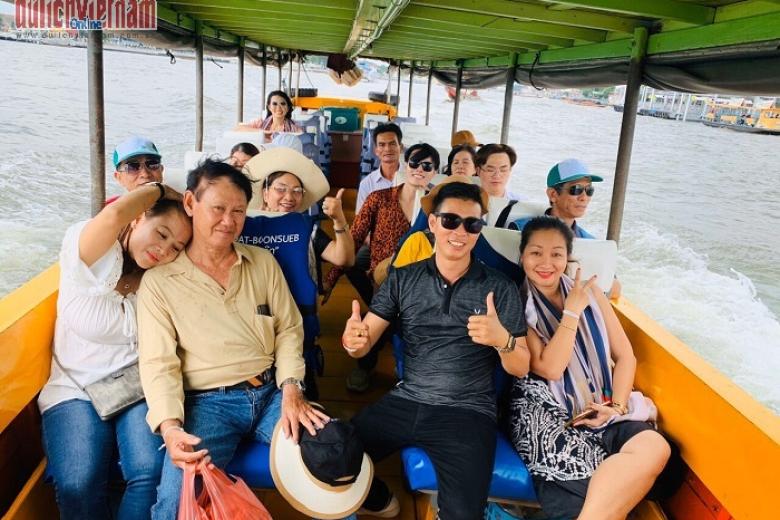 Đoàn chụp ảnh lưu niệm