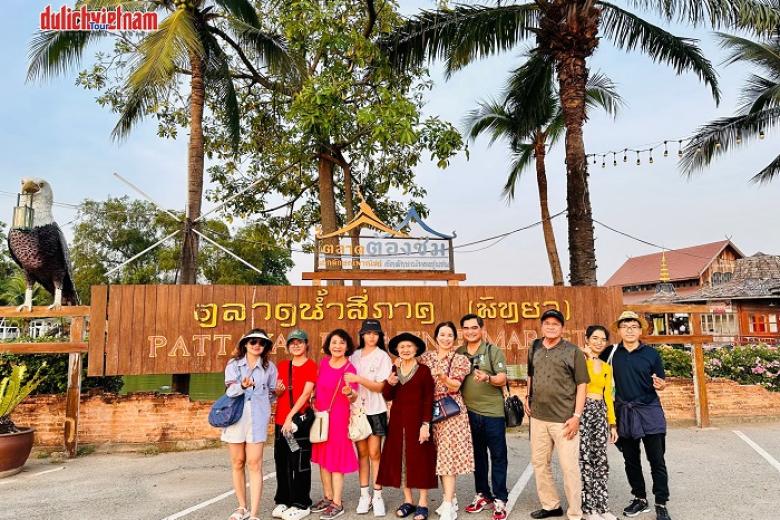 Đoàn chụp ảnh lưu niệm