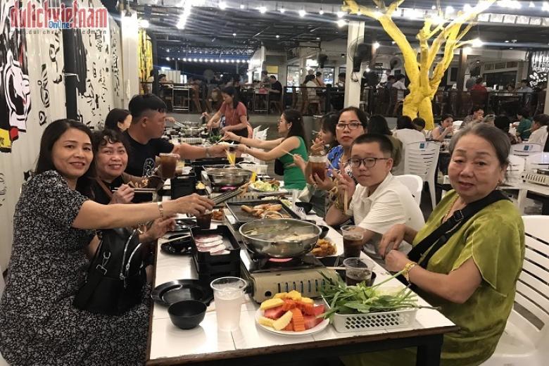 Khách dùng bữa