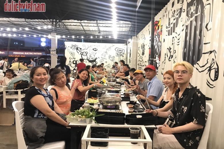 Khách dùng bữa