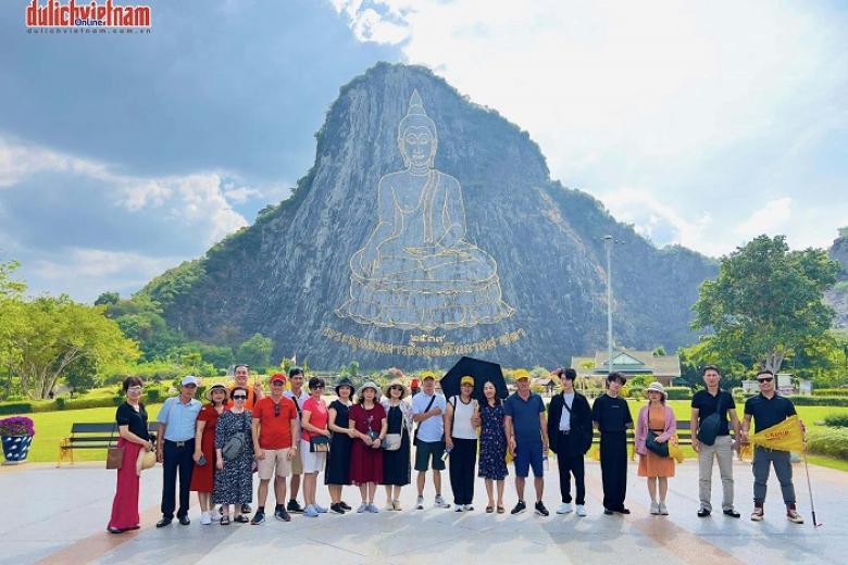 Khách chụp ảnh kỷ niệm