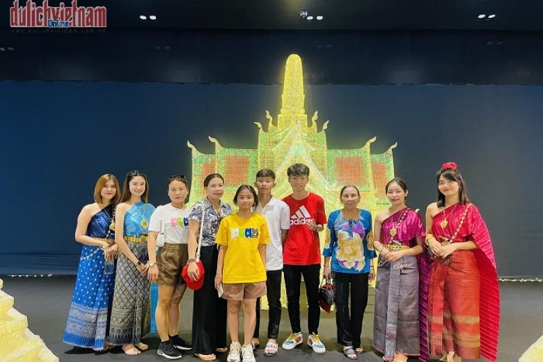 Khách chụp ảnh kỷ niệm
