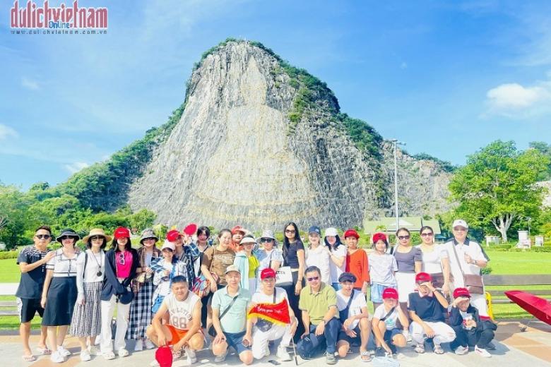 Khách chụp ảnh kỷ niệm