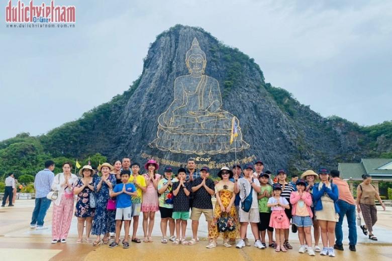 Khách chụp ảnh kỷ niệm