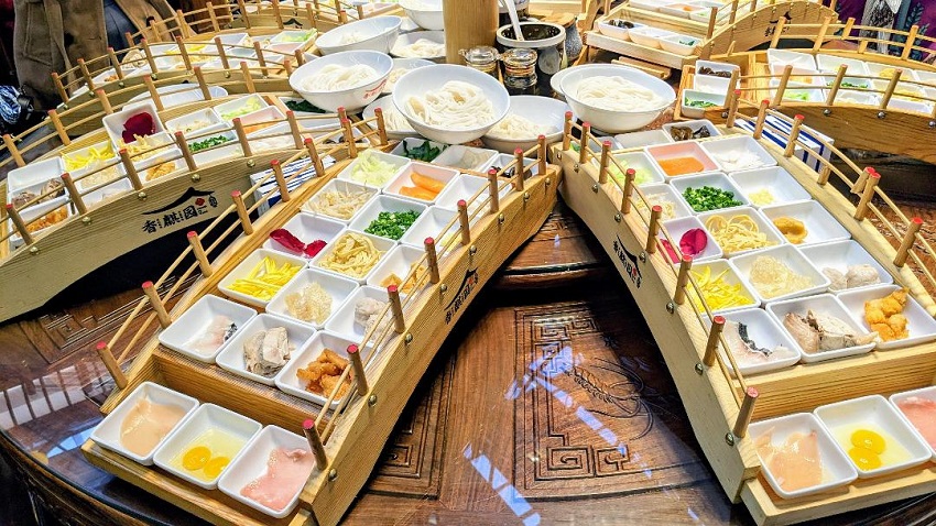 Thưởng thức Bún qua cầu