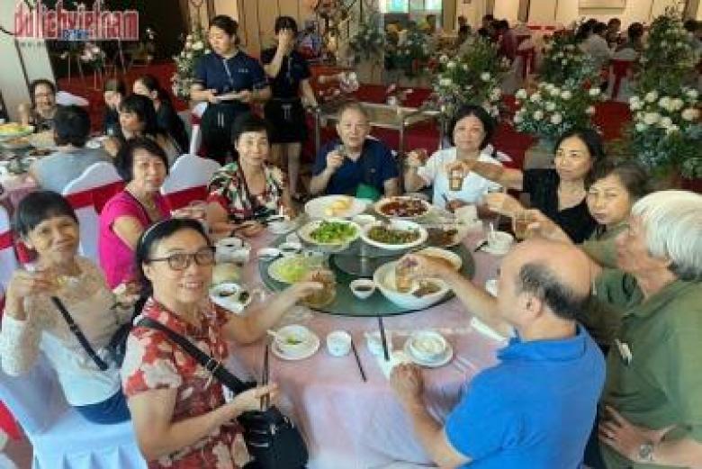 Khách dùng bữa