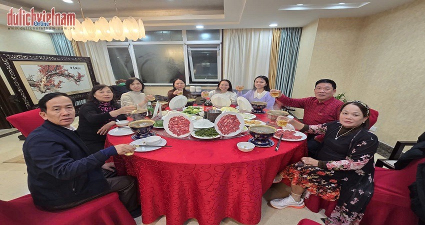 Khách dùng bữa