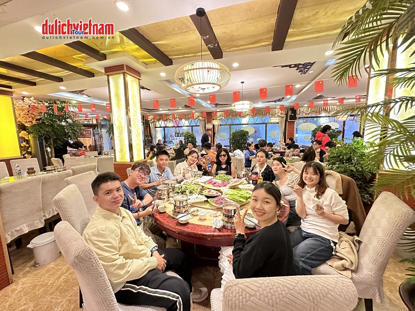 Đoàn khách tham quan trải nghiệm Đại Lý - Lệ Giang
