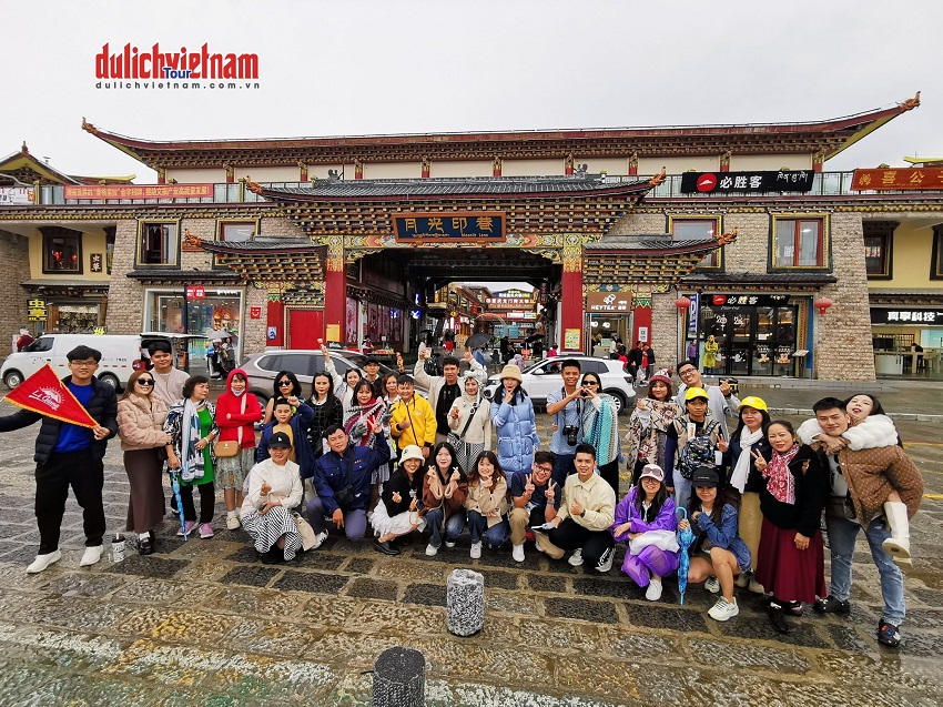 Khách tham quan các điểm đến trong tour