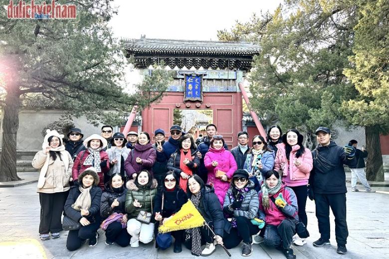 Khách chụp ảnh lưu niệm