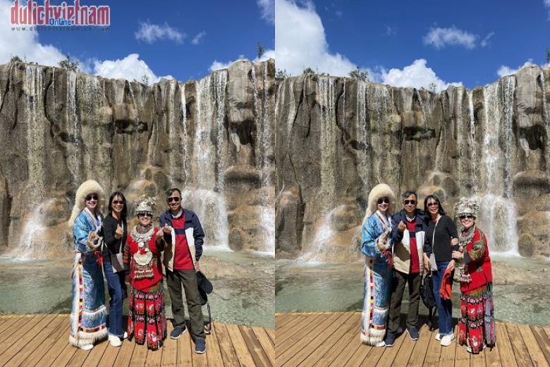 Khách chụp ảnh lưu niệm