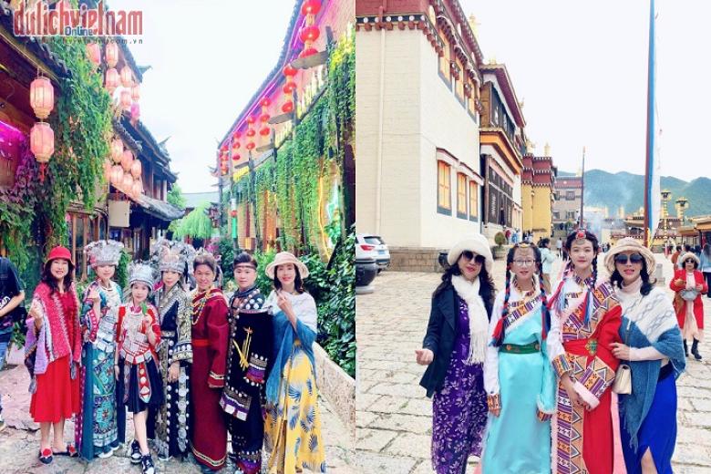 Khách chụp ảnh lưu niệm