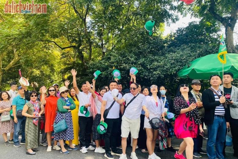 Khách chụp ảnh lưu niệm