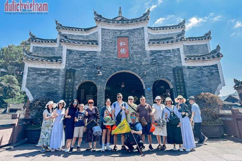 Khách chụp ảnh lưu niệm