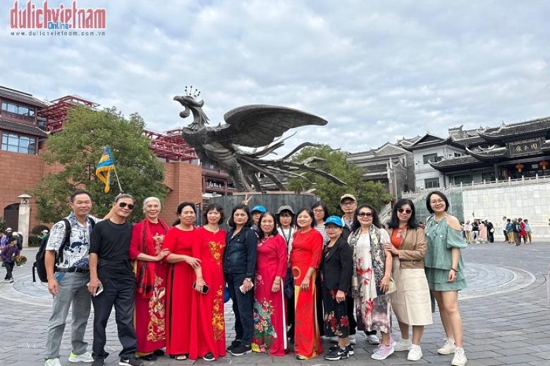 Khách chụp ảnh lưu niệm