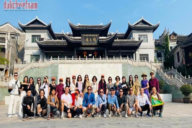 Khách chụp ảnh kỷ niệm