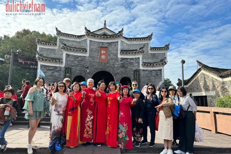 Khách chụp ảnh lưu niệm