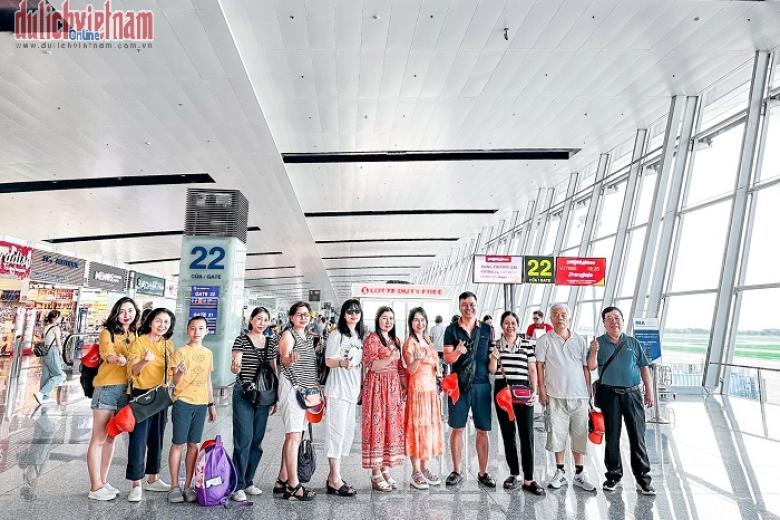 Khách chụp ảnh lưu niệm