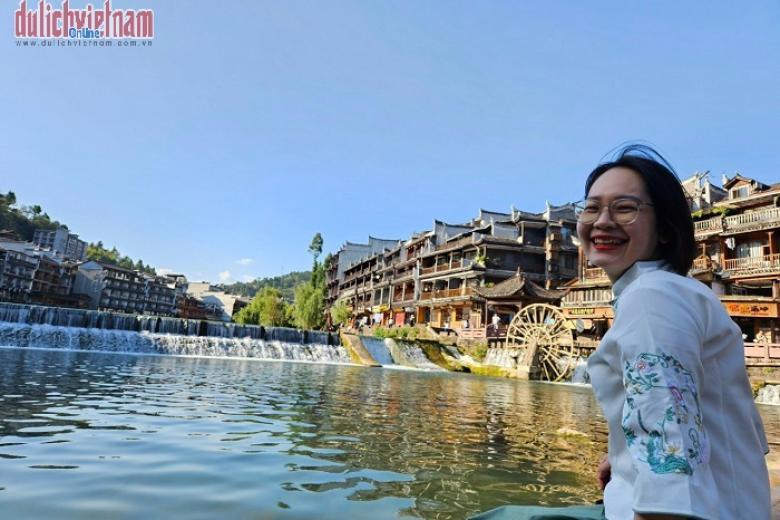 Khách chụp ảnh lưu niệm