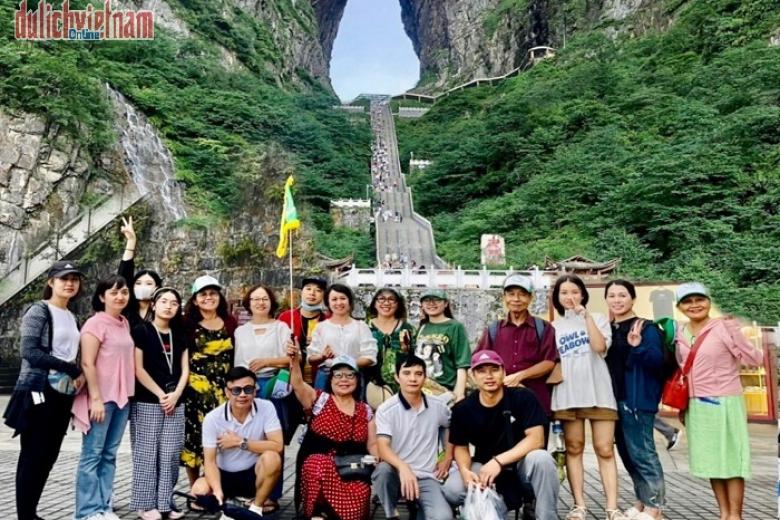 Khách chụp ảnh lưu niệm