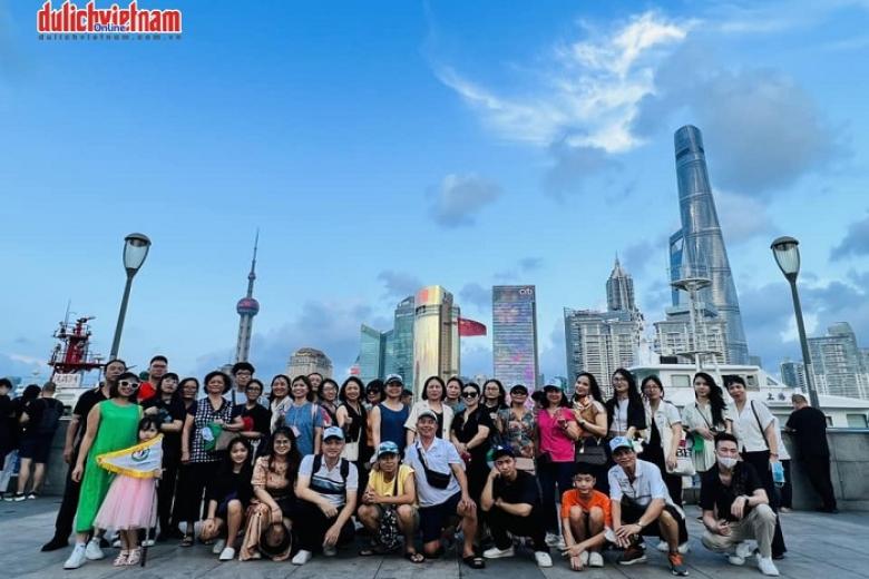 Khách chụp ảnh lưu niệm