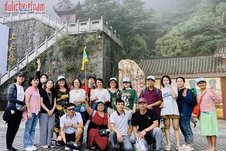 Khách chụp ảnh lưu niệm