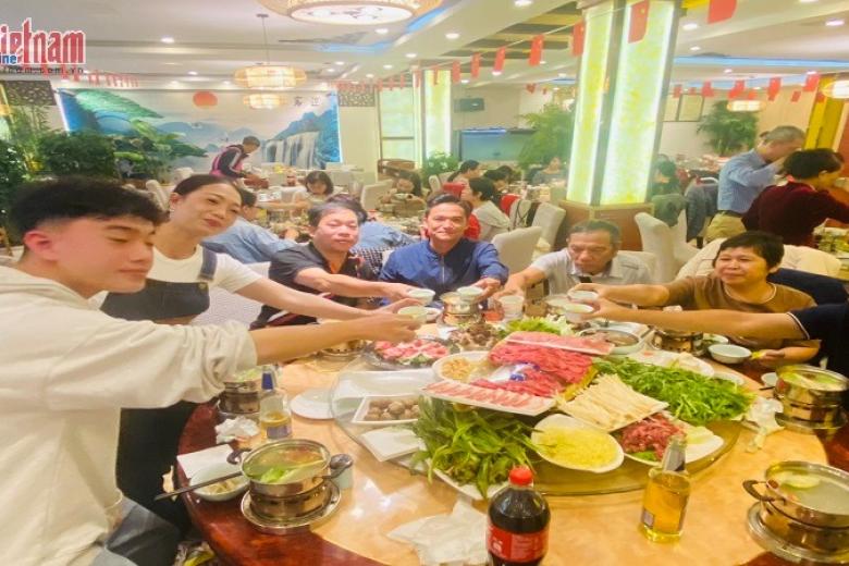 Khách dùng bữa
