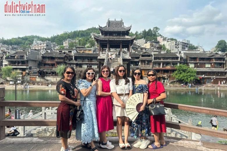 Khách chụp ảnh lưu niệm