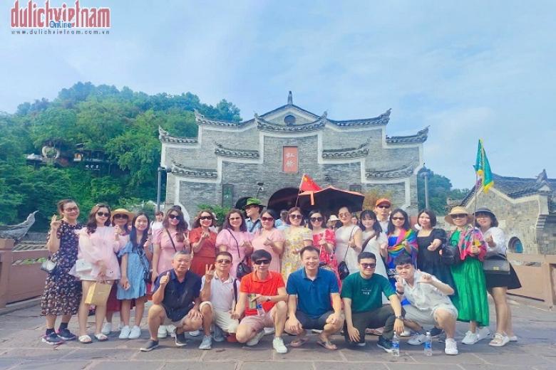 Khách chụp ảnh lưu niệm