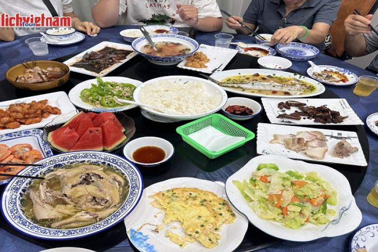 Khách dùng bữa