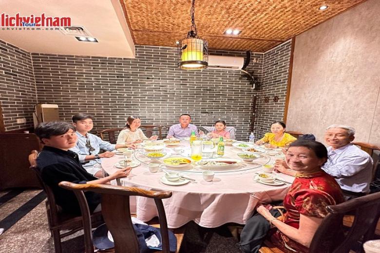 Khách dùng bữa