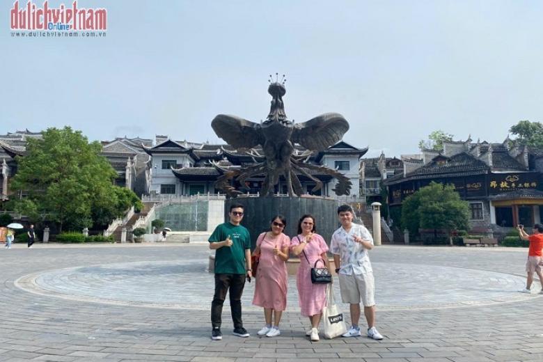 Khách chụp ảnh lưu niệm