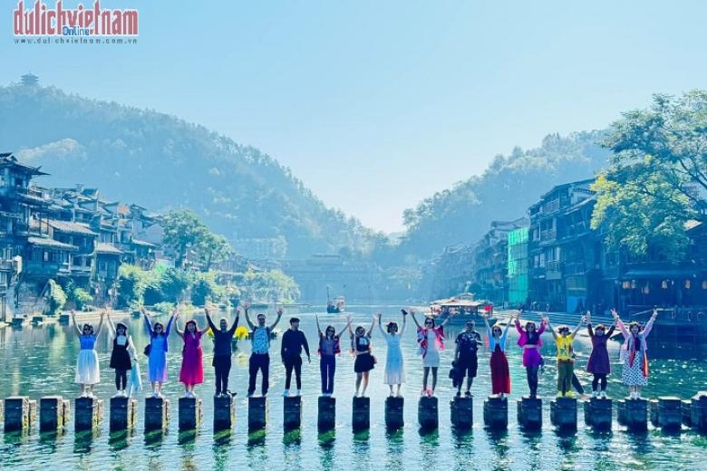 Khách chụp ảnh kỷ niệm