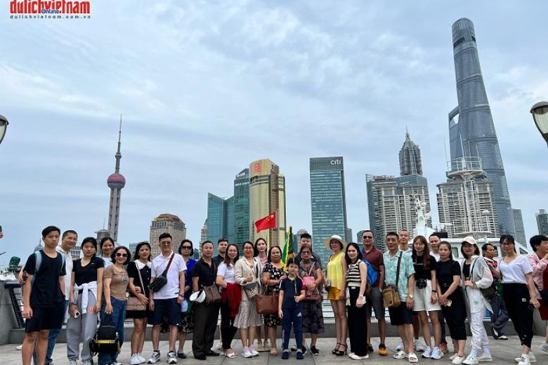 Khách chụp ảnh lưu niệm