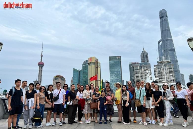Khách chụp ảnh lưu niệm