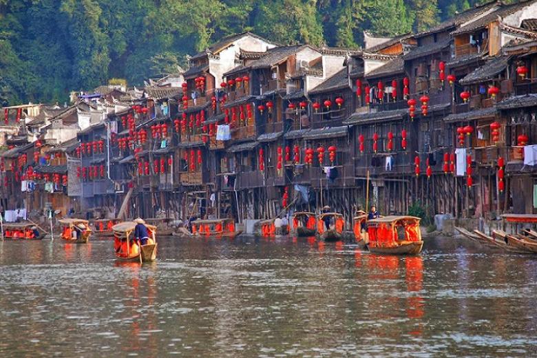 Ngồi thuyền ngắm cảnh sắc hai bên bờ Đà giang