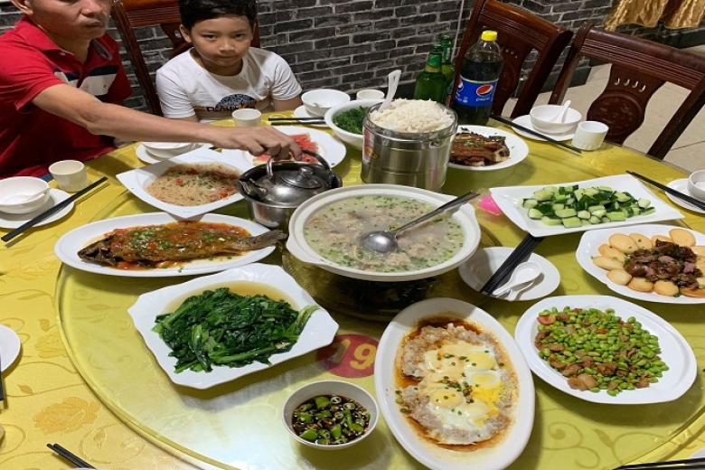 Khách dùng bữa