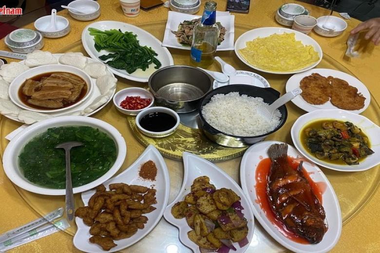 Khách dùng bữa