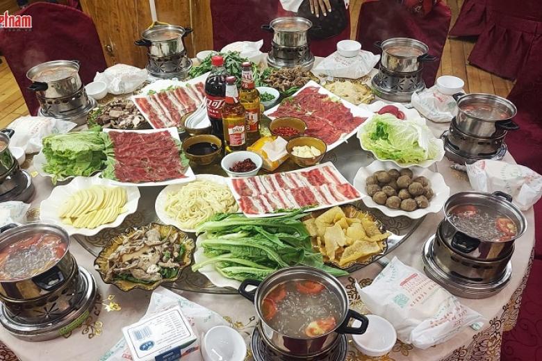 Khách dùng bữa
