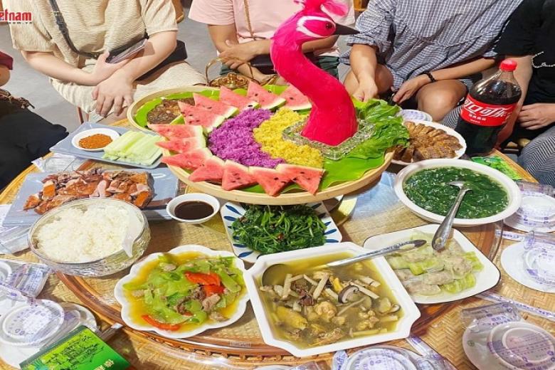Khách dùng bữa