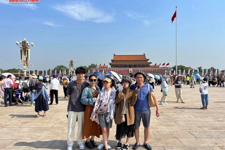 Khách chụp ảnh lưu niệm