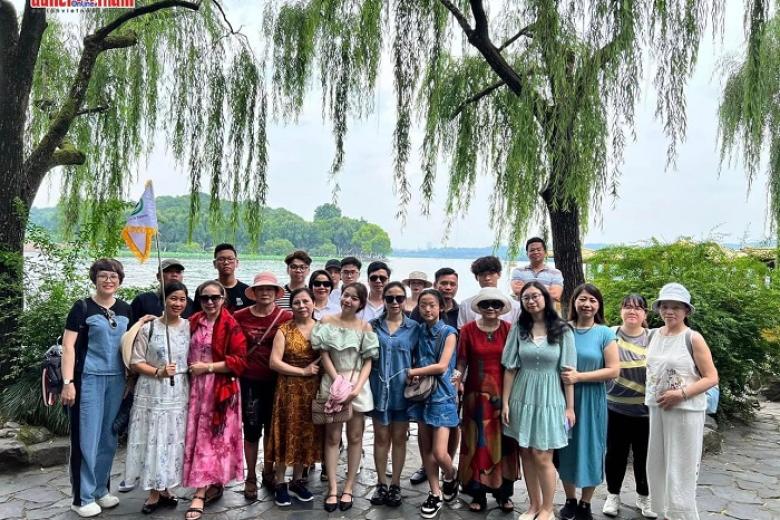 Khách chụp ảnh lưu niệm