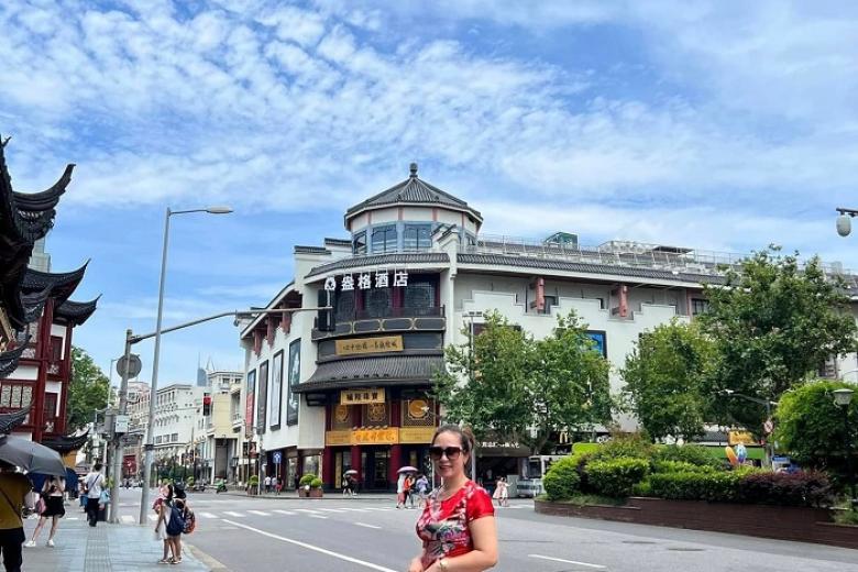 Khách chụp ảnh lưu niệm