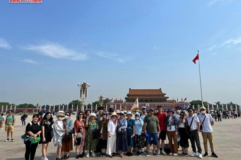 Khách chụp ảnh lưu niệm