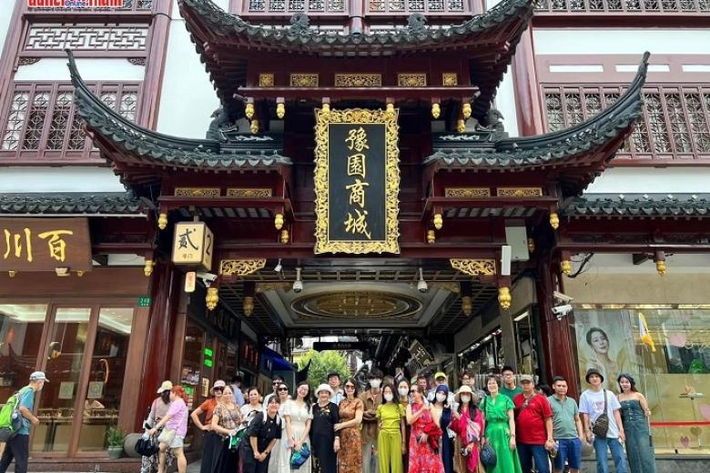 Khách chụp ảnh lưu niệm